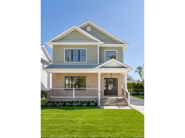  4 BR,  4.00 BTH &nbsp;Traditional style home in Mineola