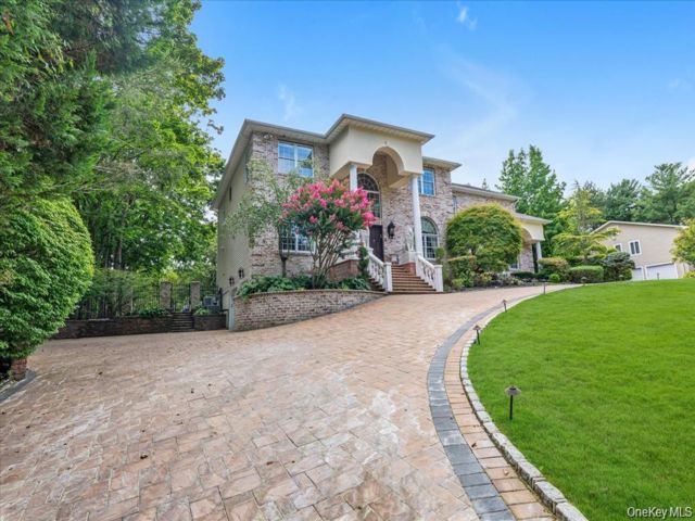  6 BR,  4.00 BTH &nbsp;Contemporary style home in Melville