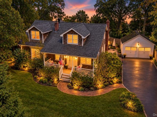  4 BR,  2.00 BTH &nbsp;Colonial style home in Sound Beach