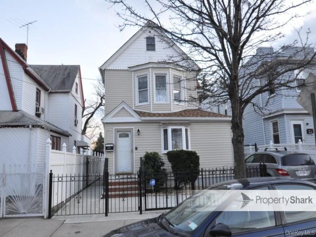 4 BR,  2.00 BTH &nbsp;Colonial style home in Richmond Hill