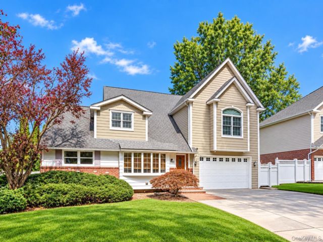  5 BR,  2.00 BTH &nbsp;Colonial style home in Westbury