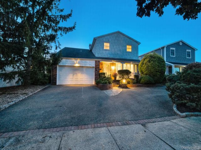  4 BR,  3.00 BTH &nbsp;Colonial style home in Bellmore
