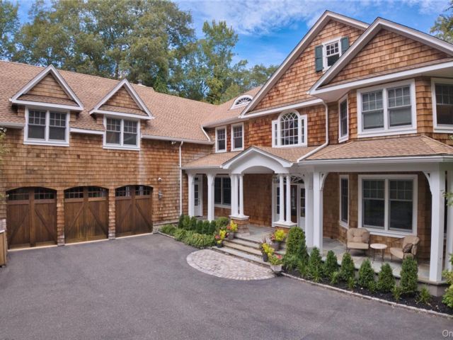  5 BR,  7.00 BTH &nbsp;Colonial style home in Oyster Bay Cove