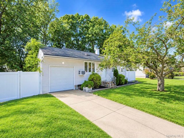  3 BR,  1.00 BTH &nbsp;Ranch style home in Selden