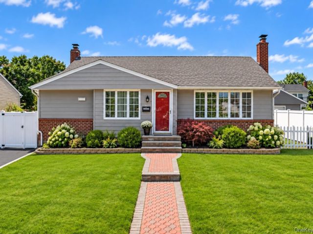  3 BR,  2.00 BTH &nbsp;Ranch style home in Hicksville