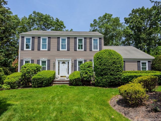  4 BR,  3.00 BTH &nbsp;Colonial style home in East Setauket
