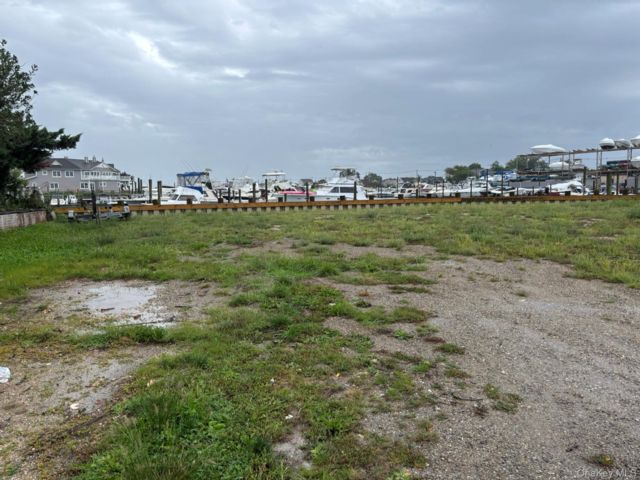 Lot <b>Size:</b>  &nbsp;House style home in Freeport