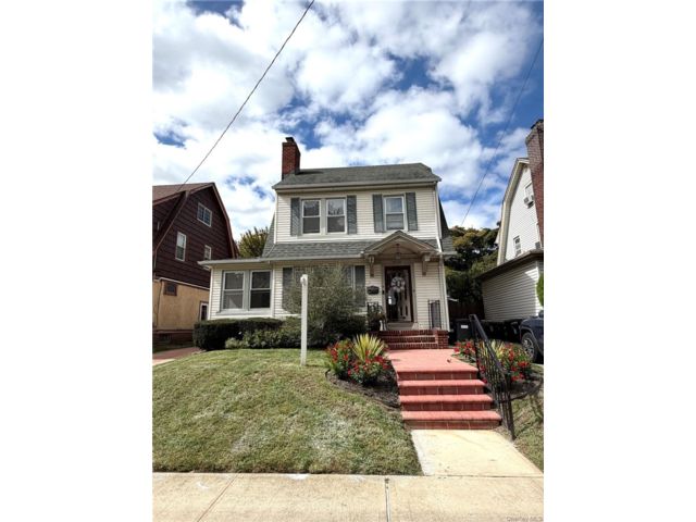  3 BR,  2.00 BTH &nbsp;Colonial style home in Flushing