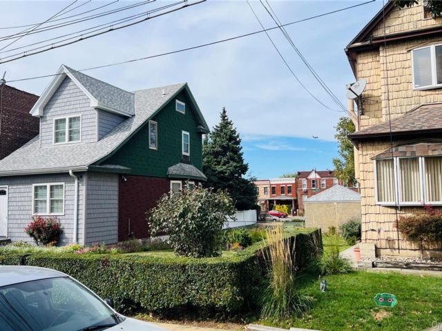  3 BR,  1.00 BTH &nbsp;Colonial style home in Maspeth