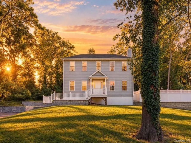  3 BR,  3.00 BTH &nbsp;Colonial style home in Sound Beach