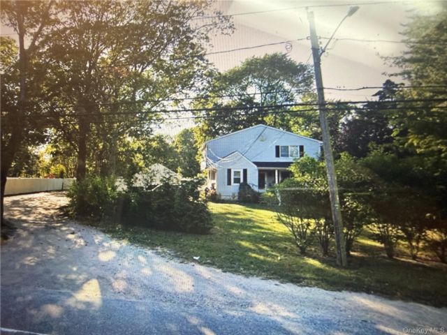  6 BR,  2.00 BTH &nbsp;Colonial style home in Central Islip