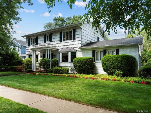  5 BR,  4.00 BTH &nbsp;Colonial style home in Cedarhurst