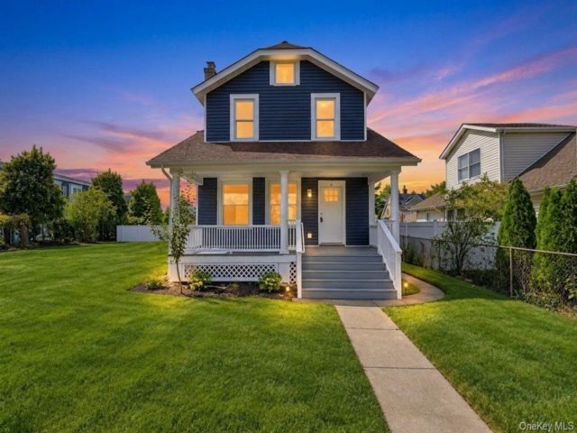  3 BR,  2.00 BTH &nbsp;Colonial style home in Bay Shore