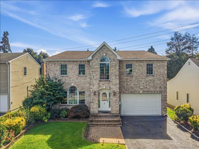  4 BR,  4.00 BTH &nbsp;Colonial style home in Glenwood Landing