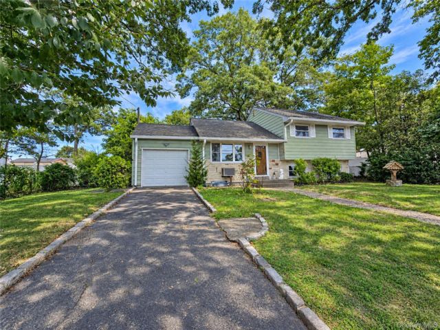  4 BR,  2.00 BTH &nbsp;Split level style home in Port Jefferson Station