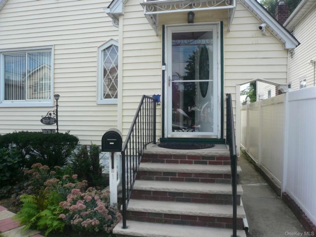  4 BR,  2.00 BTH &nbsp;Colonial style home in Jamaica
