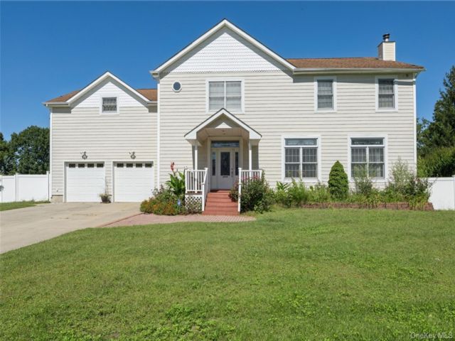  7 BR,  4.00 BTH &nbsp;Colonial style home in Ronkonkoma