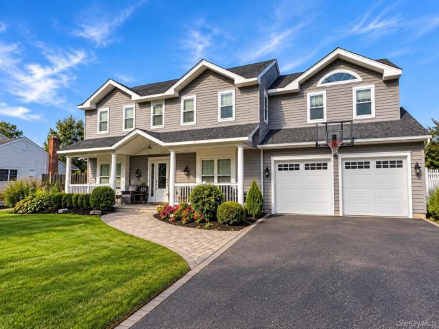 5 BR,  3.00 BTH &nbsp;Colonial style home in West Islip
