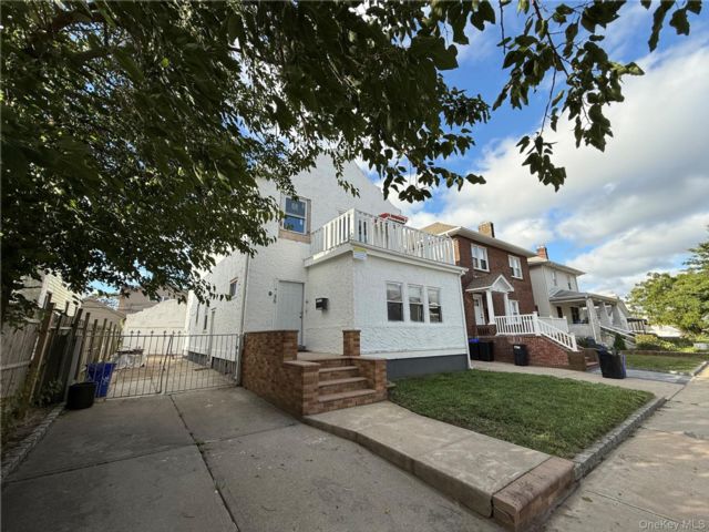  5 BR,  3.00 BTH &nbsp;House style home in Long Beach
