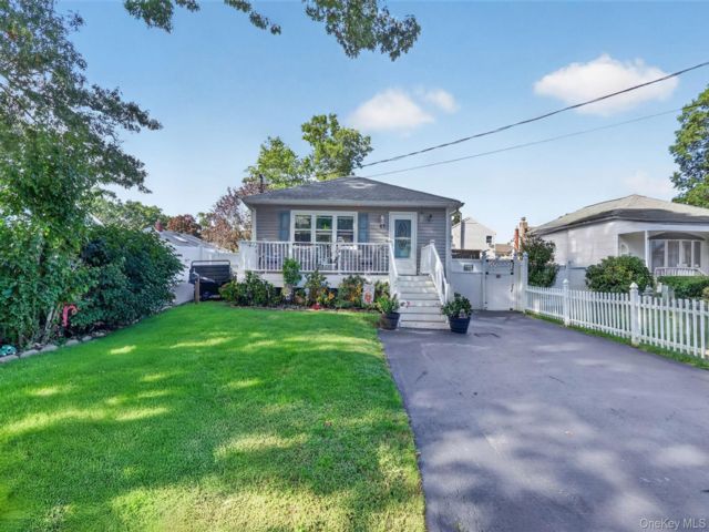  3 BR,  3.00 BTH &nbsp;Ranch style home in Ronkonkoma