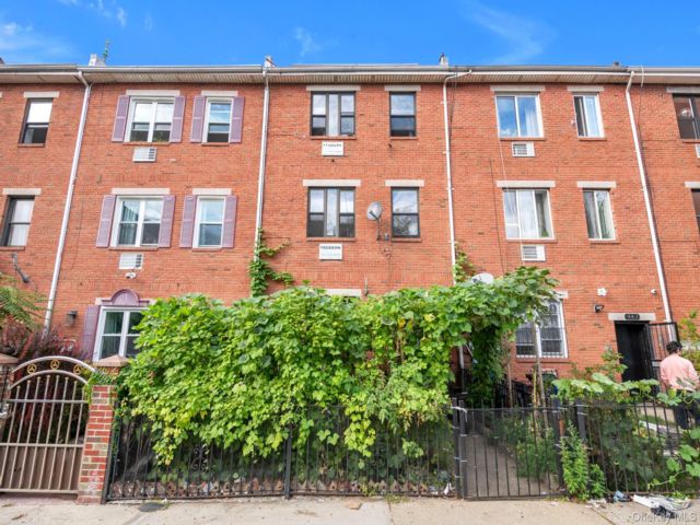  9 BR,  6.00 BTH &nbsp;House style home in Bedford Stuyvesant
