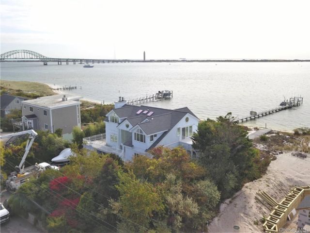 3 BR,  2.00 BTH &nbsp;Contemporary style home in Oak Beach