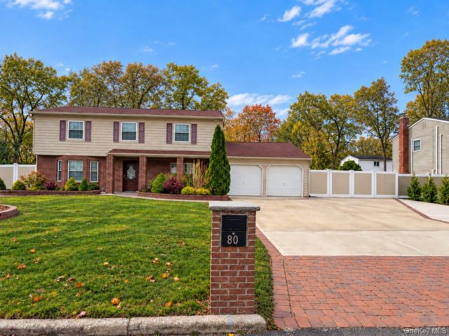  5 BR,  4.00 BTH &nbsp;Colonial style home in Port Jefferson
