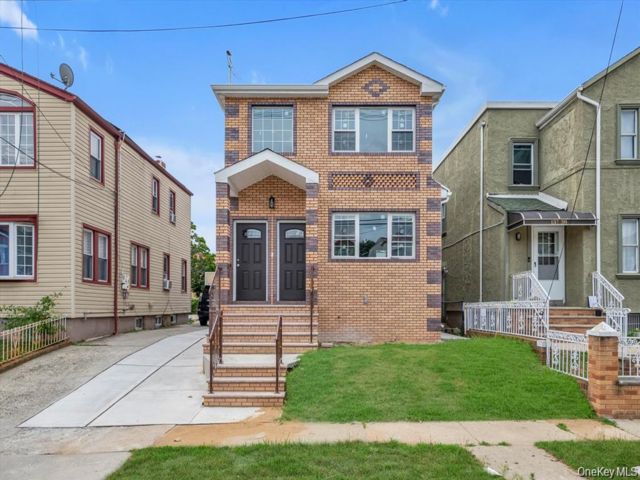  6 BR,  5.00 BTH &nbsp;House style home in Rosedale