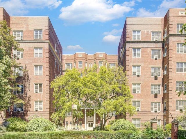 [Forest Hills Real Estate, listing number 7346077]