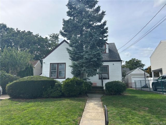  2 BR,  1.00 BTH &nbsp;Cape cod style home in Bellmore
