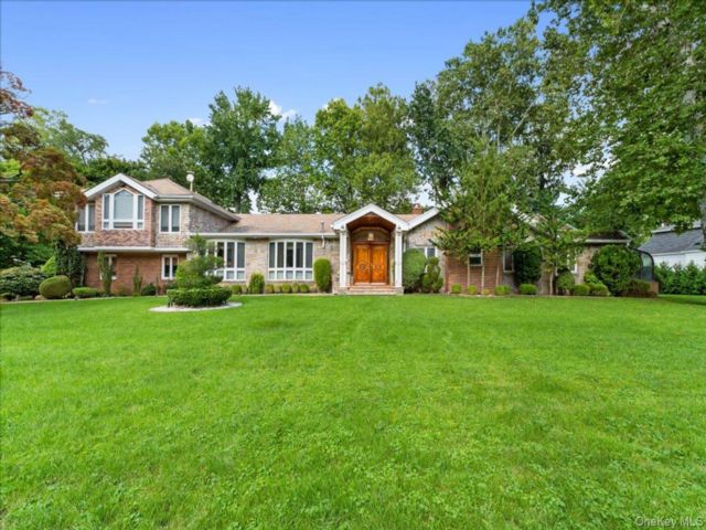  5 BR,  7.00 BTH &nbsp;Contemporary style home in Great Neck