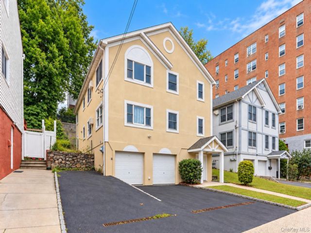  6 BR,  4.00 BTH &nbsp;House style home in Yonkers