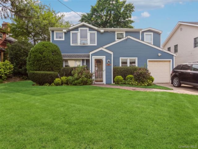  5 BR,  2.00 BTH &nbsp;Colonial style home in Hewlett