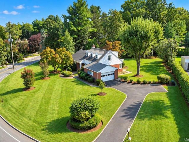  4 BR,  3.00 BTH &nbsp;Exp ranch style home in Great Neck