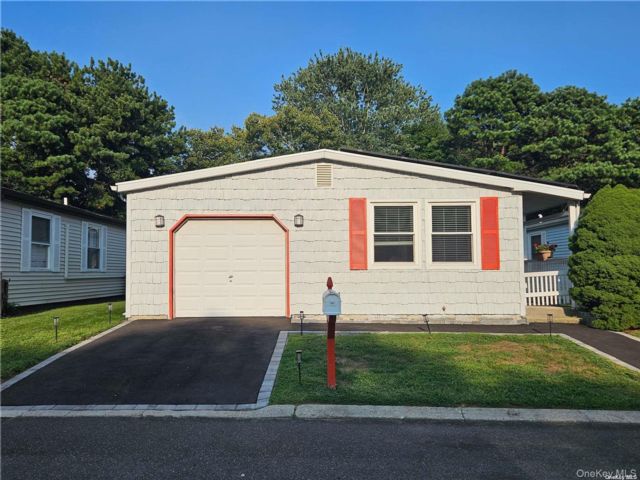[Manorville Real Estate, listing number 7346162]