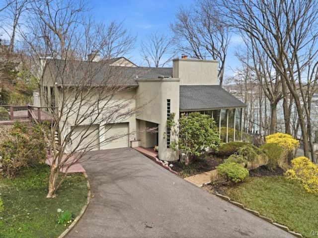  4 BR,  4.00 BTH &nbsp;Mini estate style home in Centerport