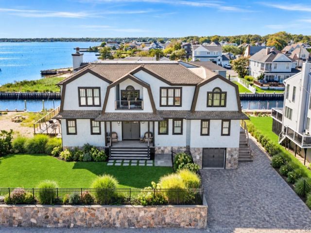  4 BR,  5.00 BTH &nbsp;Cape cod style home in East Quogue