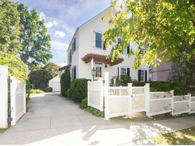  3 BR,  2.00 BTH &nbsp;Colonial style home in City Island