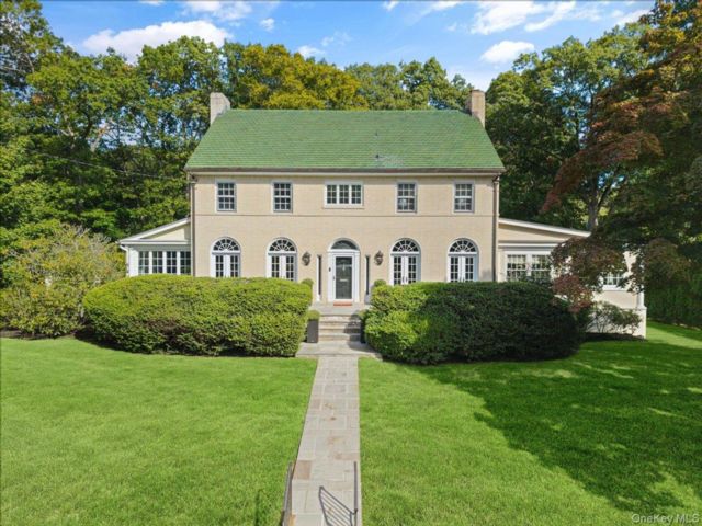  7 BR,  6.00 BTH &nbsp;Colonial style home in New Rochelle
