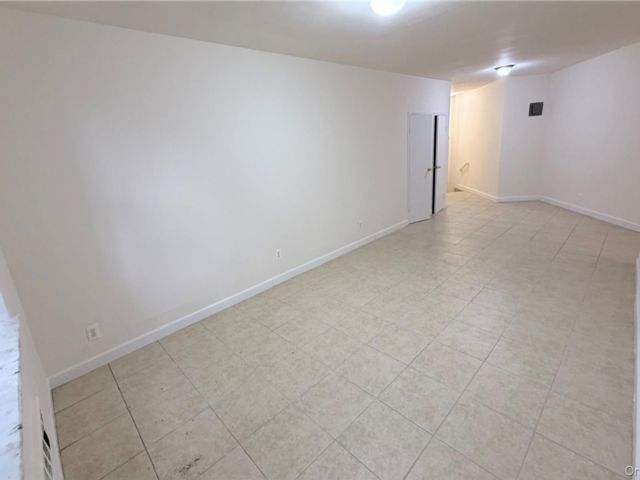  2 BR,  1.00 BTH &nbsp;Mid rise style home in Elmhurst