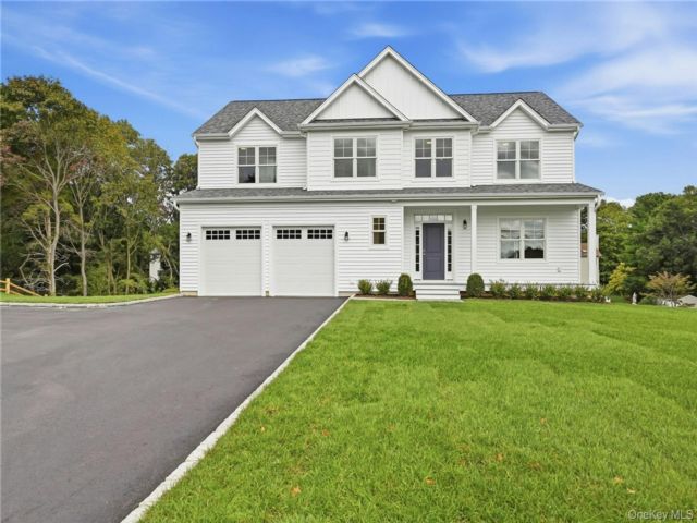  4 BR,  4.00 BTH &nbsp;Colonial style home in East Northport