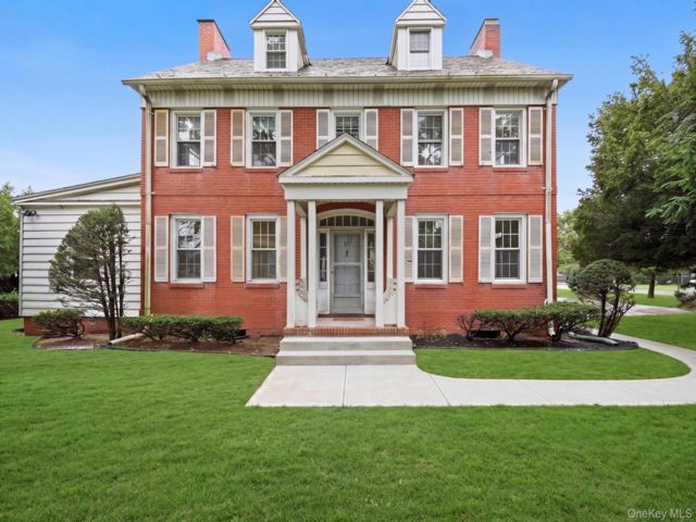  6 BR,  4.00 BTH &nbsp;Colonial style home in Westbury