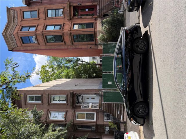 Lot <b>Size:</b> 17.75 ft x 100 f &nbsp;House style home in Bushwick