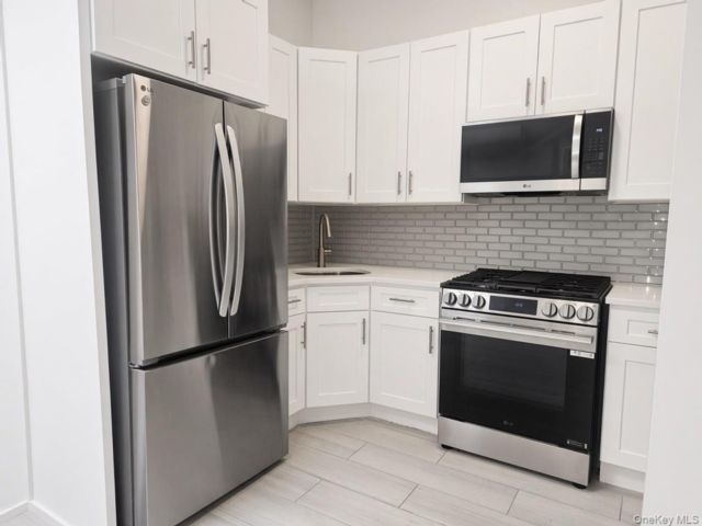  2 BR,  1.00 BTH &nbsp;Colonial style home in Corona