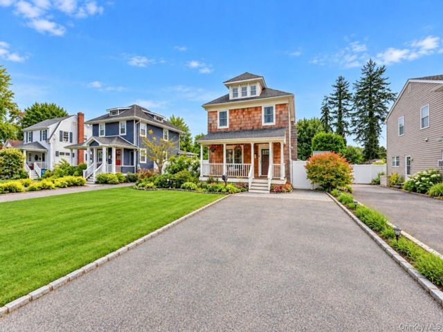  3 BR,  2.00 BTH &nbsp;Colonial style home in Patchogue
