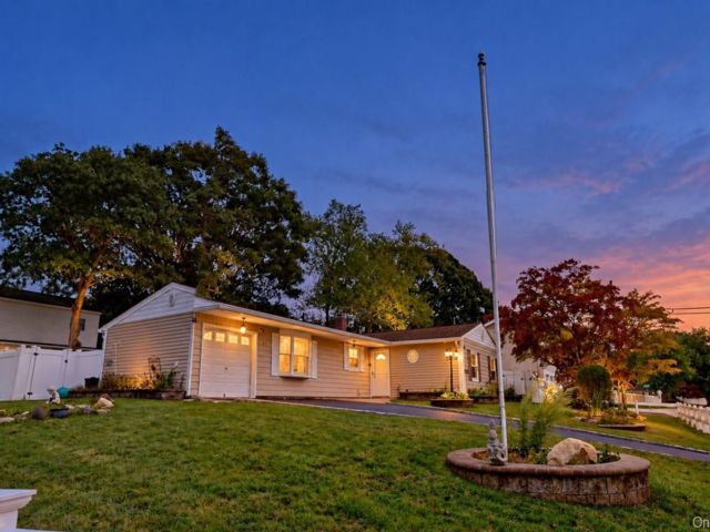  4 BR,  3.00 BTH &nbsp;Ranch style home in Farmingville