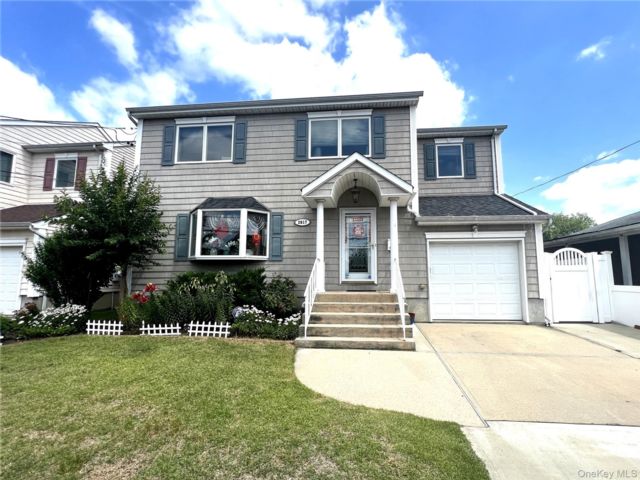  4 BR,  3.00 BTH &nbsp;Colonial style home in Bellmore