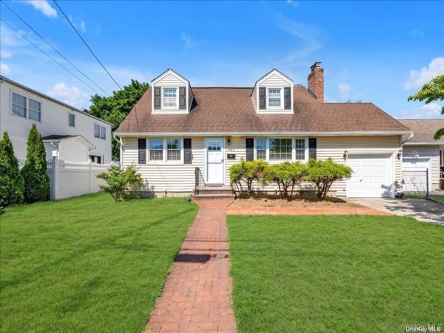  4 BR,  2.00 BTH &nbsp;Cape cod style home in North Merrick