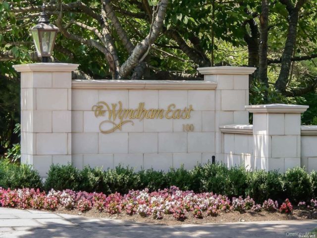  1 BR,  2.00 BTH &nbsp;High rise style home in Garden City