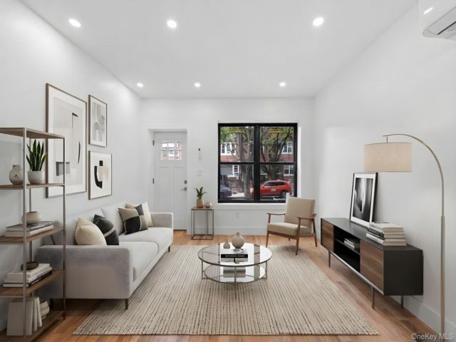  3 BR,  2.00 BTH &nbsp;House style home in South Ozone Park